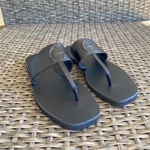NWOT Etienne Aigner Flip Flop Flat in Size 8.5 Black